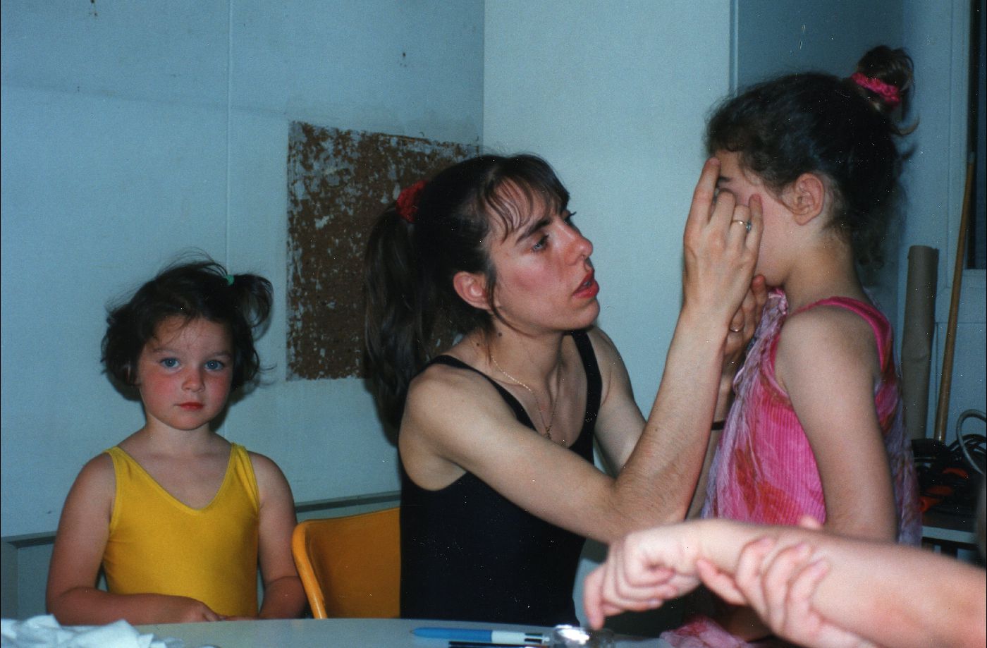 Lors d'un spectacle de danse classique à la MJC de Saint Cloud Anne maquille une petite élève