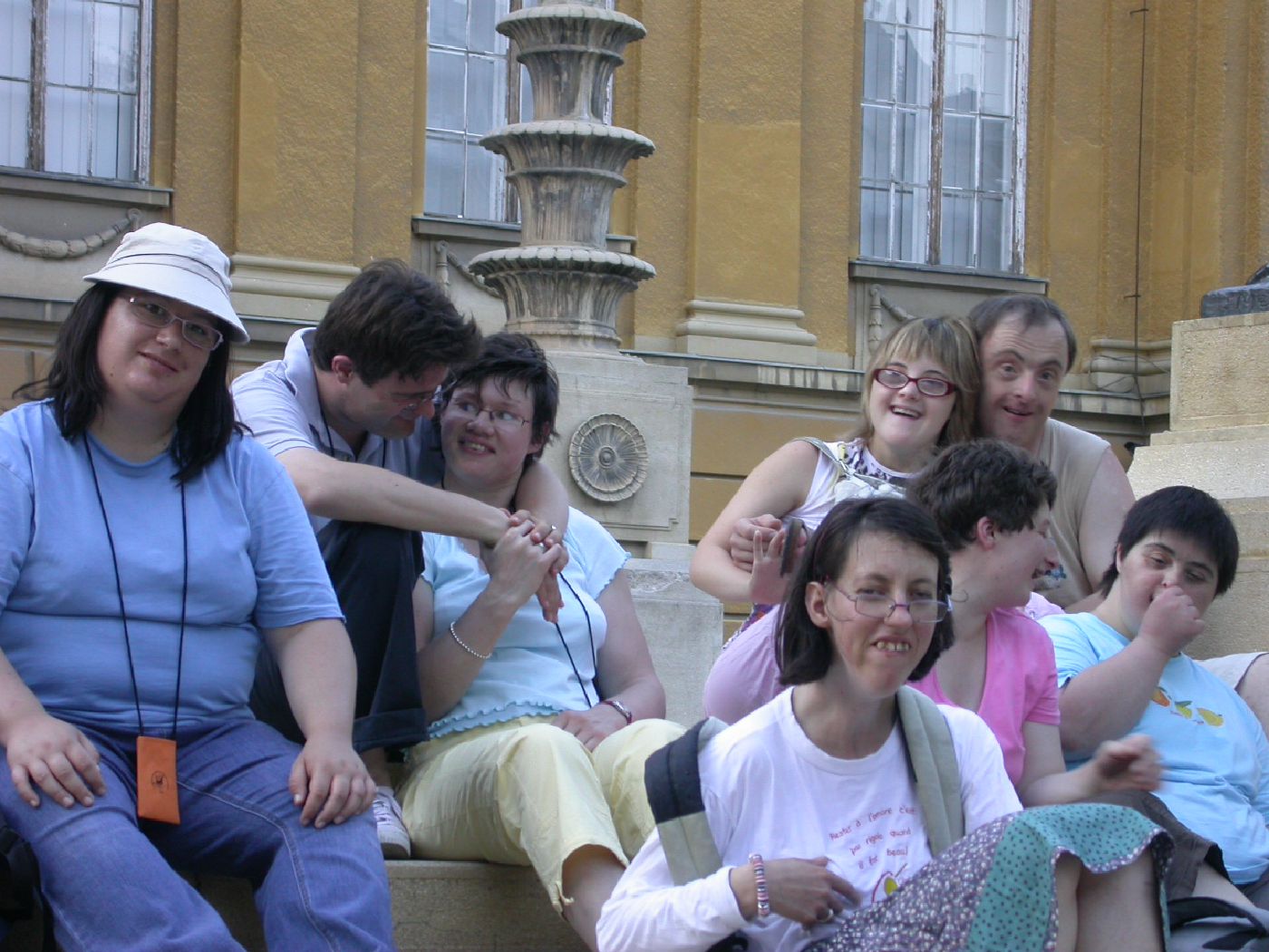 Les danseurs au repos après le spectacle de danse assis sur des marches à Debrecen Hongrie