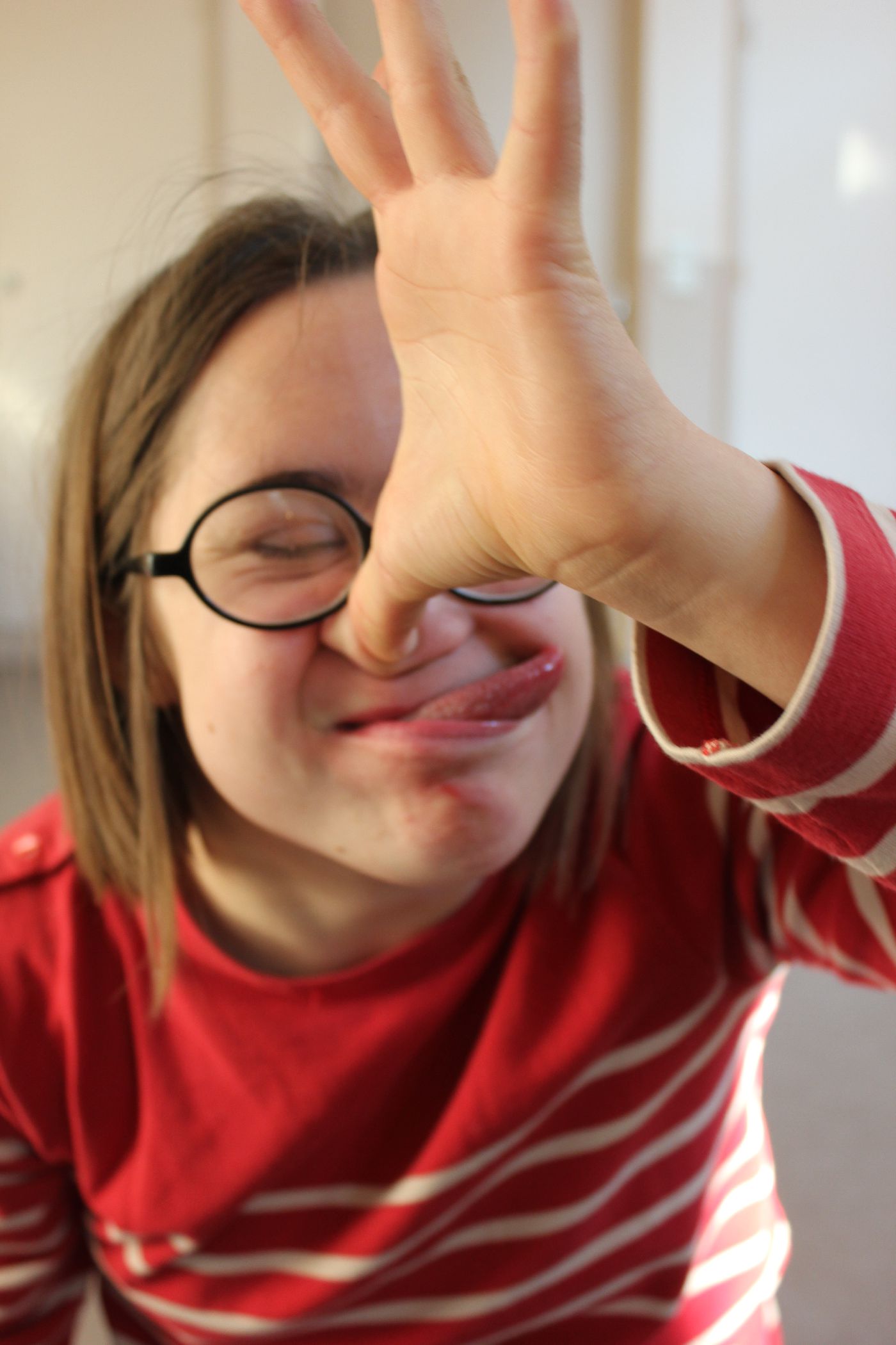 Marie Fait une supebe grimace comme un pied de nez avec ses lunettes rondes et son bout de langue de travers